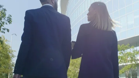 Two managers walking at lunch break Vidéo 120664706