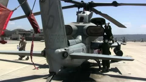 Two Marines working on helicopter 库存影片 11939451