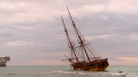 Two masted rigger hard aground Vidéo 22221675