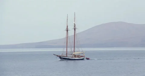 Two masted sail ship sailing on engines at Puerto del Carmen Vidéo 336724145