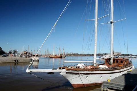 Two-masted sailing ship moored in helsinki Foto stock