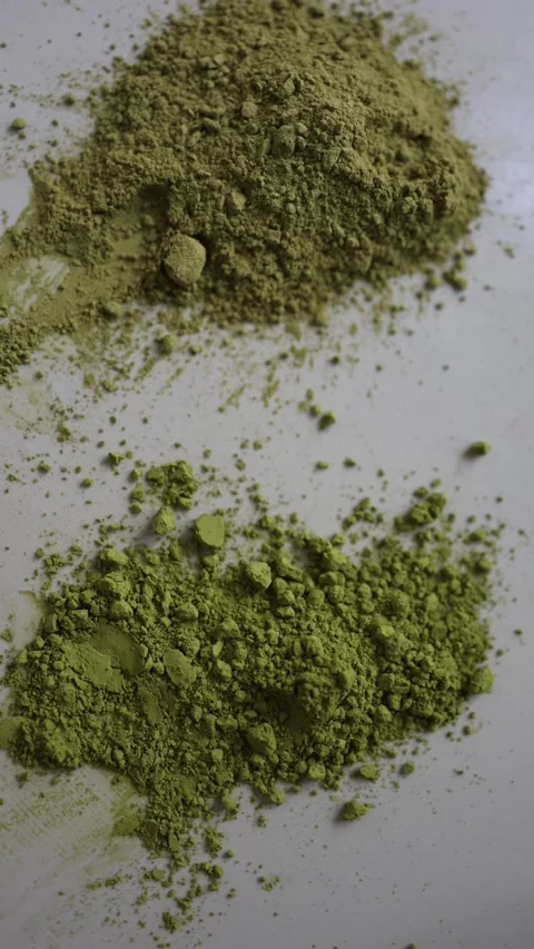Two matcha powders with different green shades show visible color differences Видео 342610809