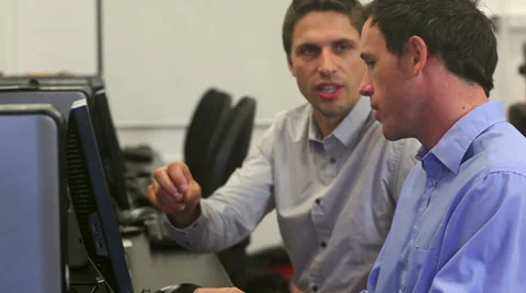 Two mature students working in computer class Video stock 33376486