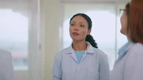 Two Medical Students Preparing an Anatomy Lesson on a Whiteboard in a Classroom 库存影片 339406691