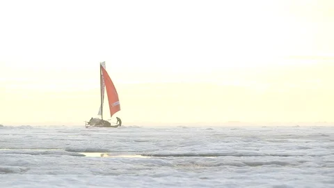Two men and a catamaran in front of the sunlight on the ice floe, North Pole Vidéo 104914242