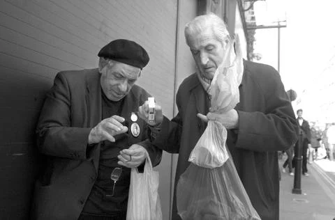 Two men and a packet of cigarette in Brick Lane Stock Photos