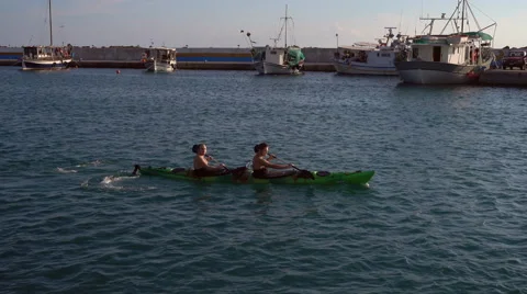 Two men are sailing a kayak Vidéo 67895855