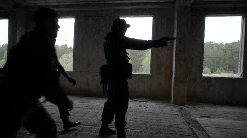 Two men attacked the soldier 動画素材 77023761