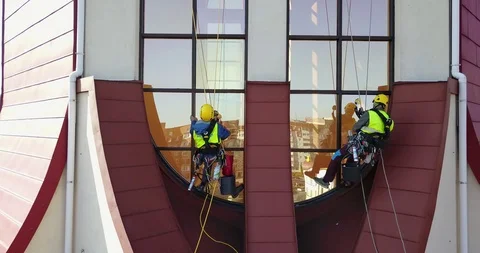 Two men cleaning window facade of skyscraper Stock-Footage 86916305