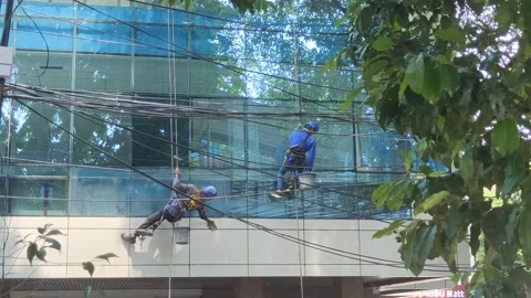 Two men cleaning window glasses at commercial building 스톡 동영상 163859165