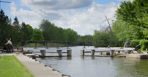 Two Men Cranking Open Ottawa Locks At High Water Vidéo 63235929