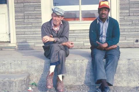 Two men down on their luck sitting on a bench, Virginia Stock Photos