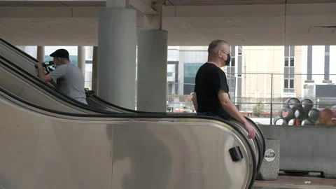 Two Men On An Escalator 库存影片 167431249