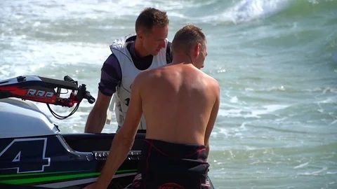 Two men handling a jet ski in the crashing waves at the Alpe Adria Jet Ski Vidéo 100368272