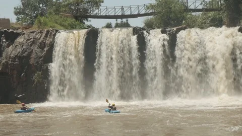 Two men kayaking close to the Sagana river waterfalls in Kenya Vídeo Stock 128289095