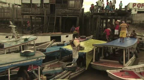 Two Men Loading a Tradition Amazon River Boat 스톡 동영상 19035992