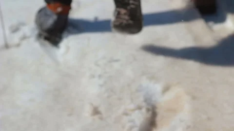 Two men make their way through the snow 動画素材 88596379