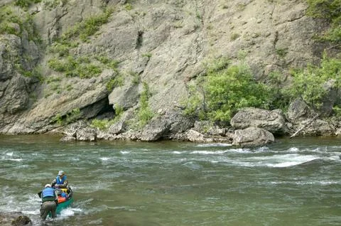 Two men navigate a rocky river in remote Alaska Foto stock