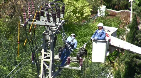 Two men, one of them in a bucket fixing electrical lines Видео 705708