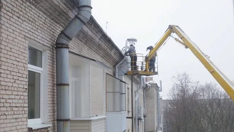 Two men removing icicles Stock-Footage 72127152