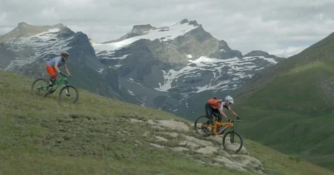 Two men riding their mountainbikes downa mountainside in slow motion. Stock-Footage 78029876