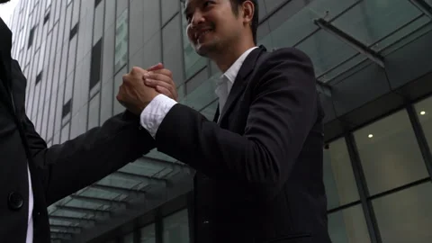 Two men shaking hands in a business setting Vídeos de archivo 281015529