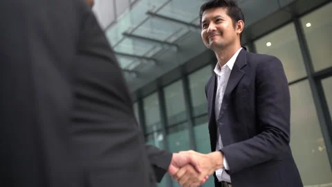 Two men shaking hands in a business setting Vídeo Stock 281042256