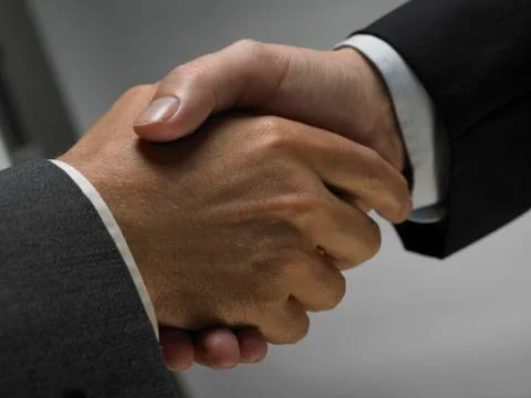 Two men shaking hands 库存照片