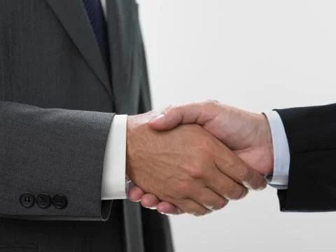 Two men shaking hands 库存照片