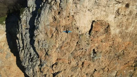 Two men skydiving from a fast, skydiving in the mountains Vidéo 170904366
