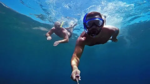Two men snorkeling. Slow motion 스톡 동영상 65003911