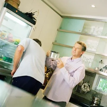 Two men standing in kitchen Foto stock