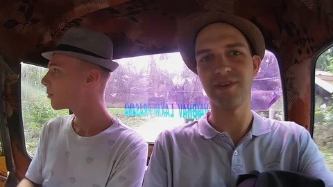 Two men travel on rickshaw Vídeos de archivo 128635767