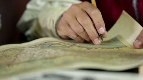 Two men trying to figure out an old map Vídeos de archivo 33035600