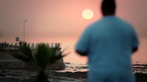 Two men walking in the sunset Video stock 11117367