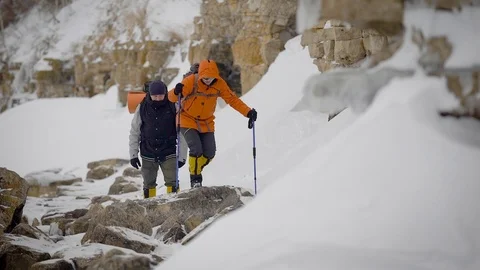 Two men went on a winter hike. Friends have professional equipment, they walk Видео 106582589