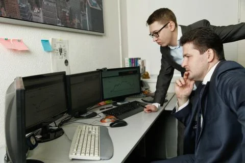 Two men working together for the computers in the office engaged in trading Stock-Fotos