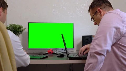 Two men working together on synchronised computers Stock-Footage 111293070
