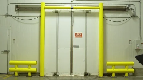 Two men working in a warehouse 動画素材 83395608