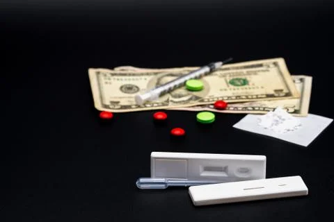 Two methamphetamine cassette test and plastic dropper with red and green drug 库存照片
