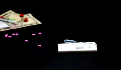Two methamphetamine cassette test and plastic dropper with pink drugs, americ Stock-Fotos