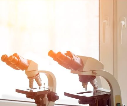 Two microscopes for examination stand in the laboratory on the table, the sun Foto stock