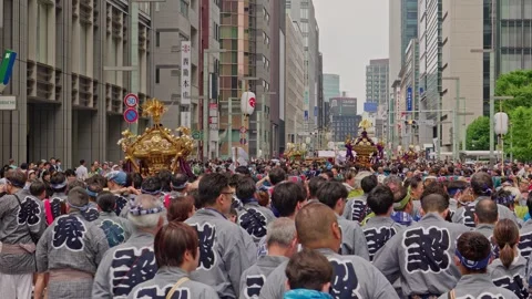 Two Mikoshi Shrines on Long Avenue, Sanno Matsuri, Tokyo Stockbeeldmateriaal 340834957