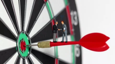 Two miniature people shaking hands standing on target and arrowhead. Stock-Footage 287898557