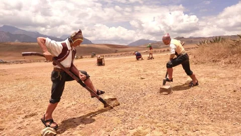 Two modells of men working at a touristic site near Cusco, Peru. Vidéo 288382416
