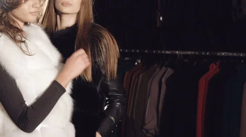 Two models stands in pose in fur coats in fashionable rich boutique 스톡 동영상 68451976