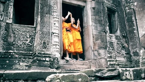 Two Monks Chatting Inside The Bayon Temple, Angkor, Siem Reap, Cambodia Vídeos de archivo 105366049