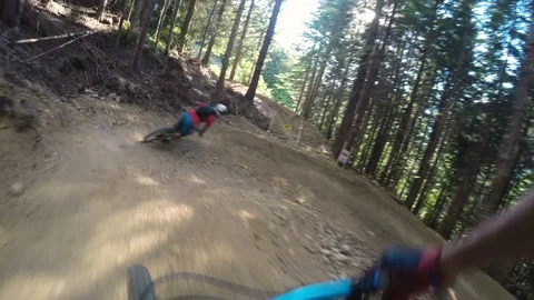 Two Mountain Bikers Riding Fast Down Dusty Trail Vidéo 102624992