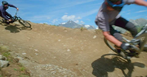 Two Mountain Bikers riding a steep mountain trail. Vídeo Stock 139076937