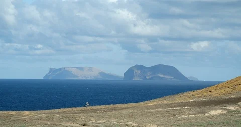 Two mountainbikers riding along the Ocean shorefront. Vídeo Stock 86133435